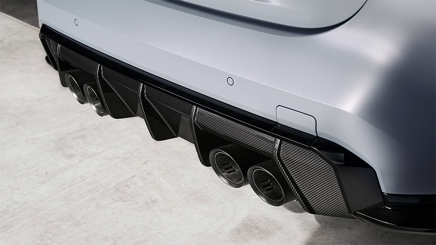 Titanium-udstødningssystem med slutrør i mat sort BMW M4 CSL G82 BMW M4 CSL G82 BMW Individual speciallakering Frozen Brooklyn Grey metallic titanium-udstødningssystem med slutrør i mat sort nærbillede set bagfra