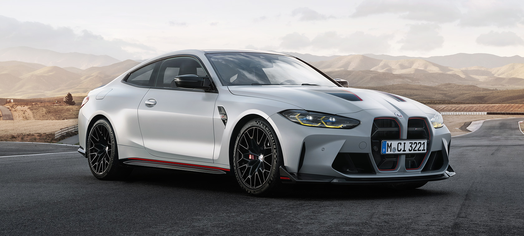 BMW M4 CSL G82 set forfra let drejet BMW M4 CSL G82 BMW Individual speciallakering Frozen Brooklyn Grey metallic set forfra let drejet