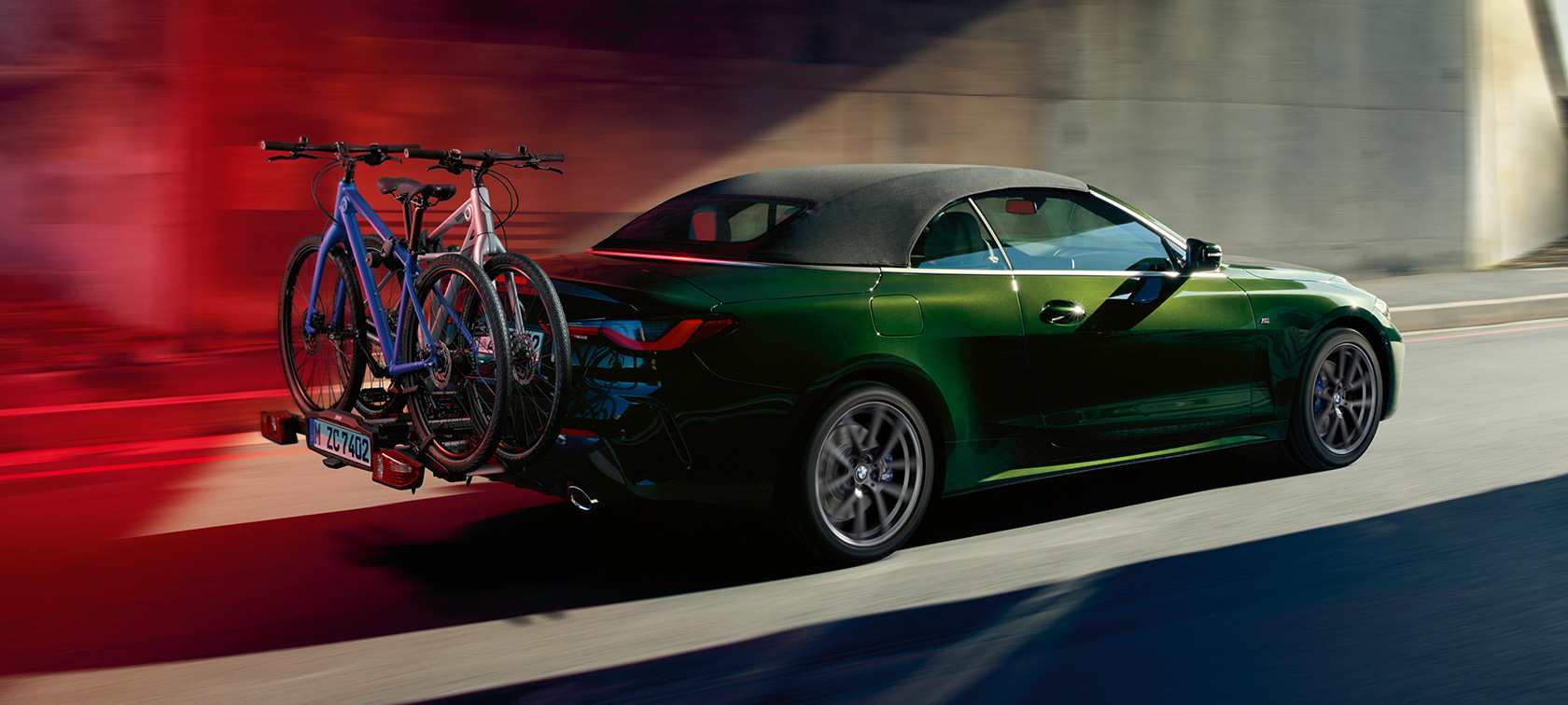 BMW 4-serie Cabriolet G23 2020 med BMW hækcykelholder Pro 2.0. set bagfra let drejet BMW 4-serie Cabriolet G23 2020 Sanremo Green metallic set bagfra let drejet med BMW hækcykelholder Pro 2.0