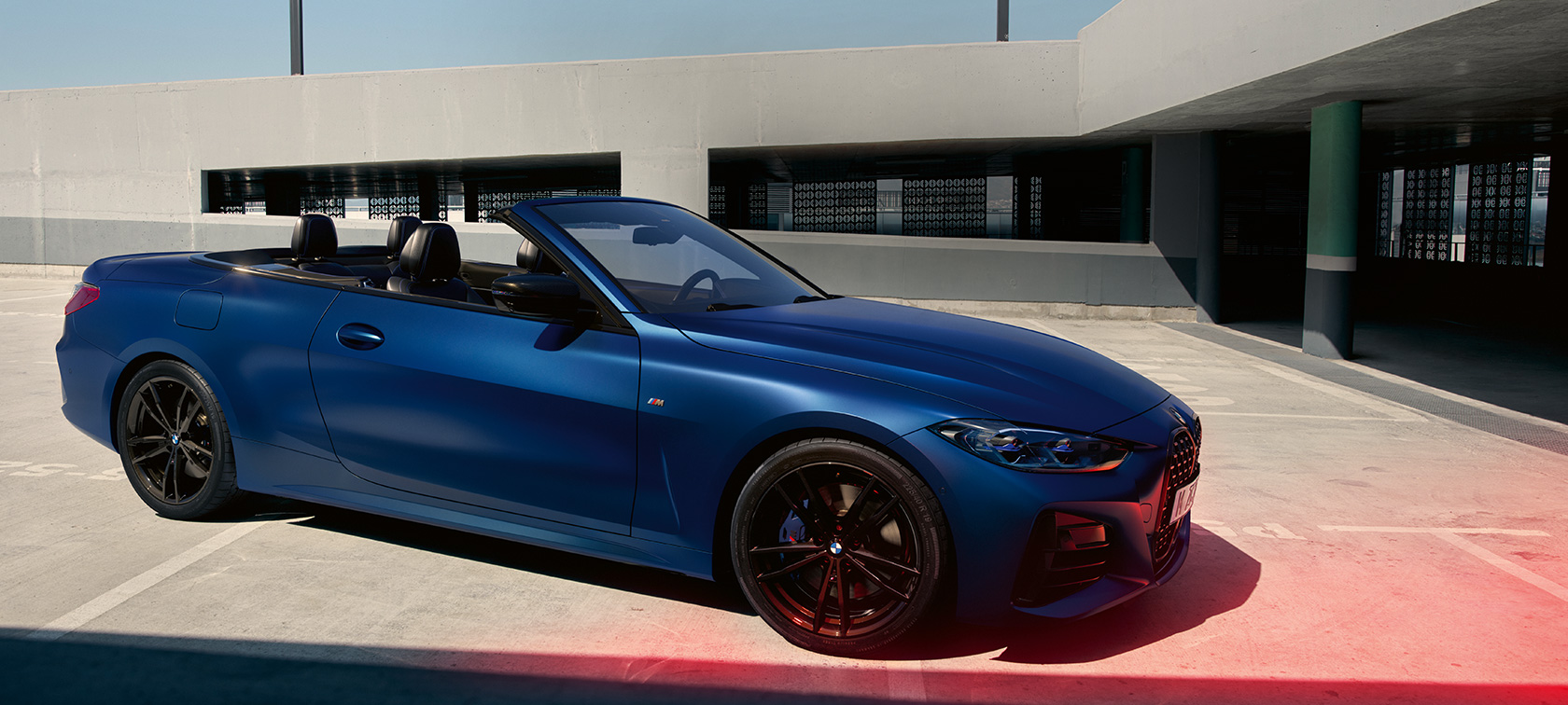 BMW M440i xDrive Cabriolet G23 2020 BMW Individual Frozen Portimao Blue metallic set forfra let drejet 