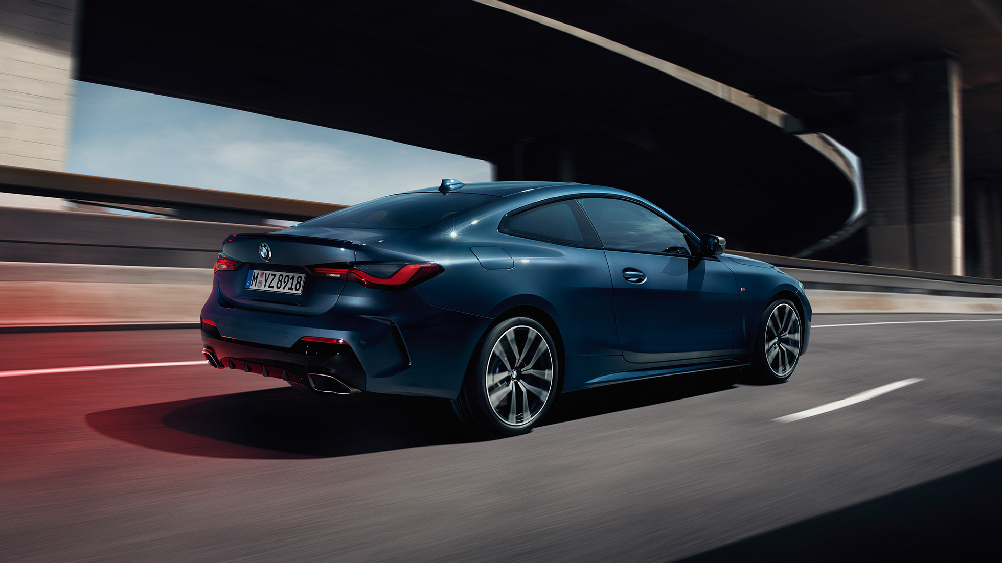 BMW M440i xDrive Coupé G22 2020 set bagfra let drejet BMW M440i xDrive Coupé Arctic Race Blue metallic G22 2020 set fra siden let drejet