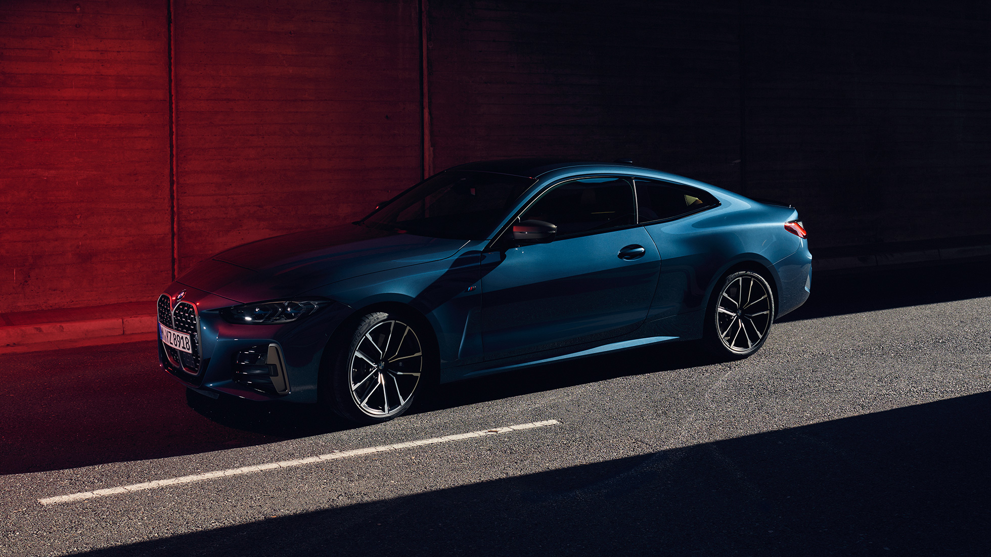 Taglinje BMW M440i xDrive Coupé G22 2020 set fra siden BMW M440i xDrive Coupé Arctic Race Blue metallic G22 2020 set fra siden taglinje