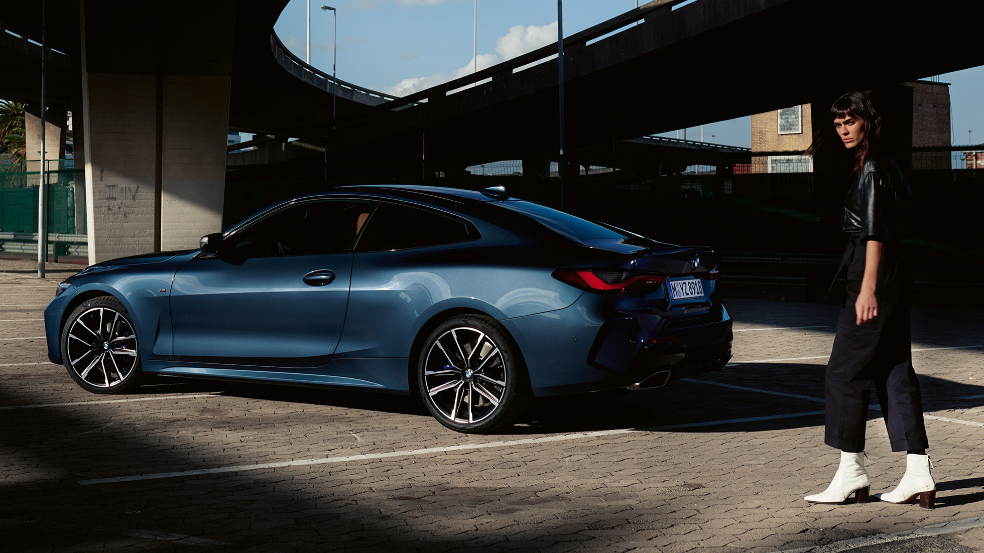 BMW M440i xDrive Coupé G22 2020 set bagfra let drejet med model BMW M440i xDrive Coupé Arctic Race Blue metallic G22 2020 set bagfra let drejet med model