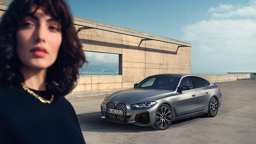 BMW M440i xDrive Gran Coupé G26 2021 set forfra let drejet med en model BMW M440i xDrive Gran Coupé G26 2021 Frozen Pure Grey metallic set forfra let drejet med en model