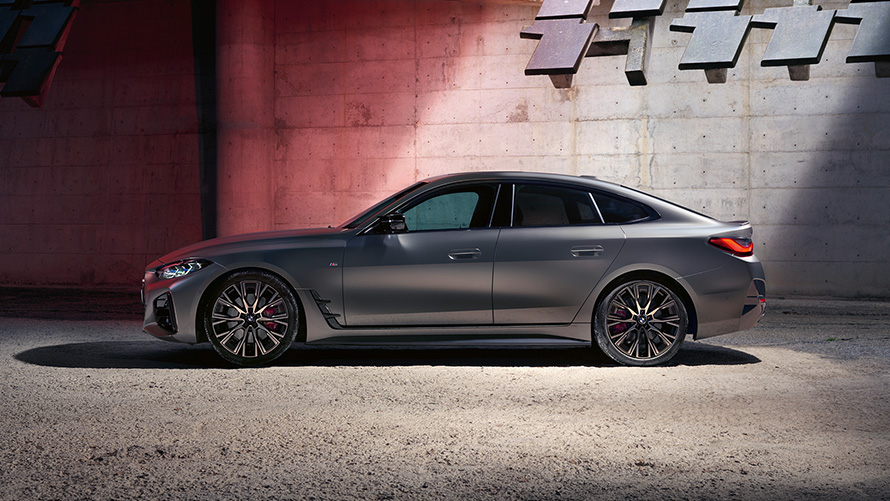BMW M440i xDrive Gran Coupé G26 2021 set fra siden BMW M440i xDrive Gran Coupé G26 2021 Frozen Pure Grey metallic set fra siden foran en væg