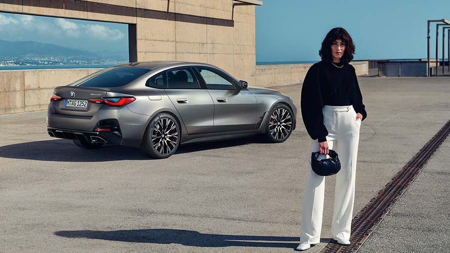 BMW M440i xDrive Gran Coupé G26 2021 set bagfra let drejet med en model BMW M440i xDrive Gran Coupé G26 2021 Frozen Pure Grey metallic set bagfra let drejet med en model
