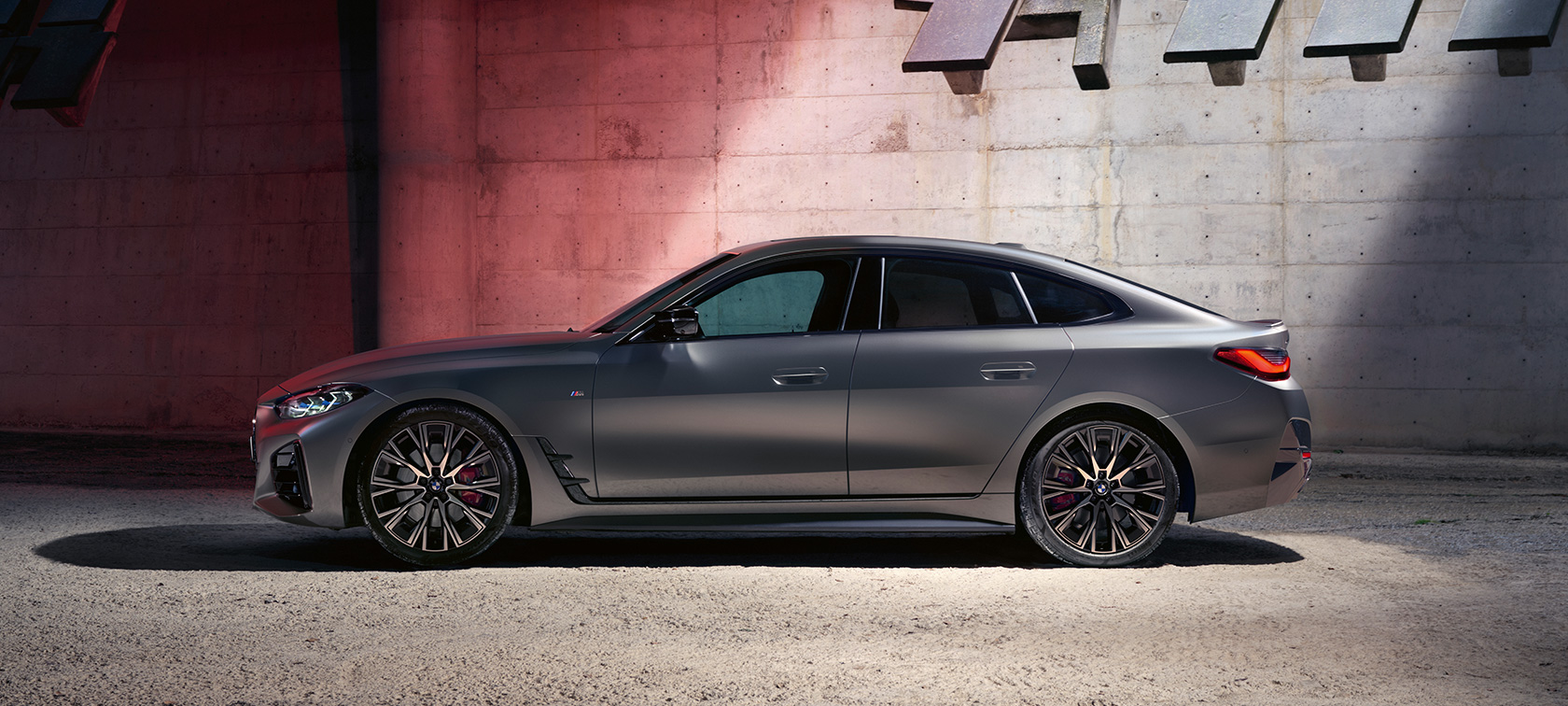 BMW M440i xDrive Gran Coupé G26 2021 set fra siden BMW M440i xDrive Gran Coupé G26 2021 BMW Individual Frozen Pure Grey metallic set fra siden stående
