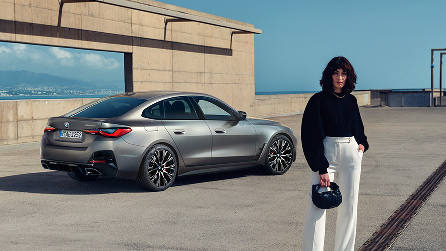 BMW M440i xDrive Gran Coupé G26 2021 set bagfra let drejet med en model BMW M440i xDrive Gran Coupé G26 2021 set bagfra let drejet med en model