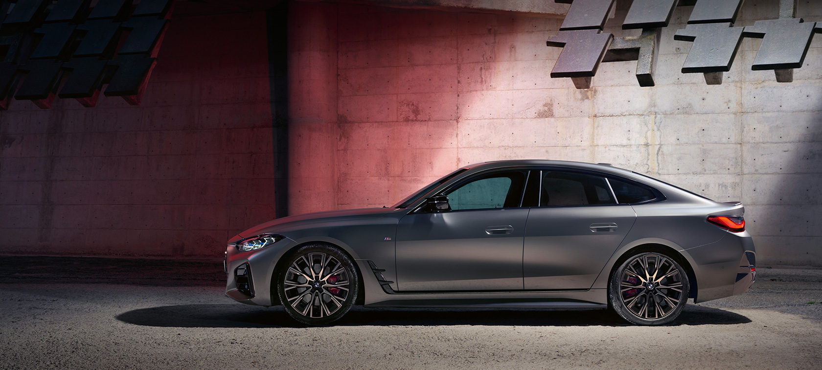 BMW M440i xDrive Gran Coupé G26 2021 set fra siden foran en væg BMW M440i xDrive Gran Coupé G26 2021 BMW Individual Frozen Pure Grey metallic set fra siden foran en væg