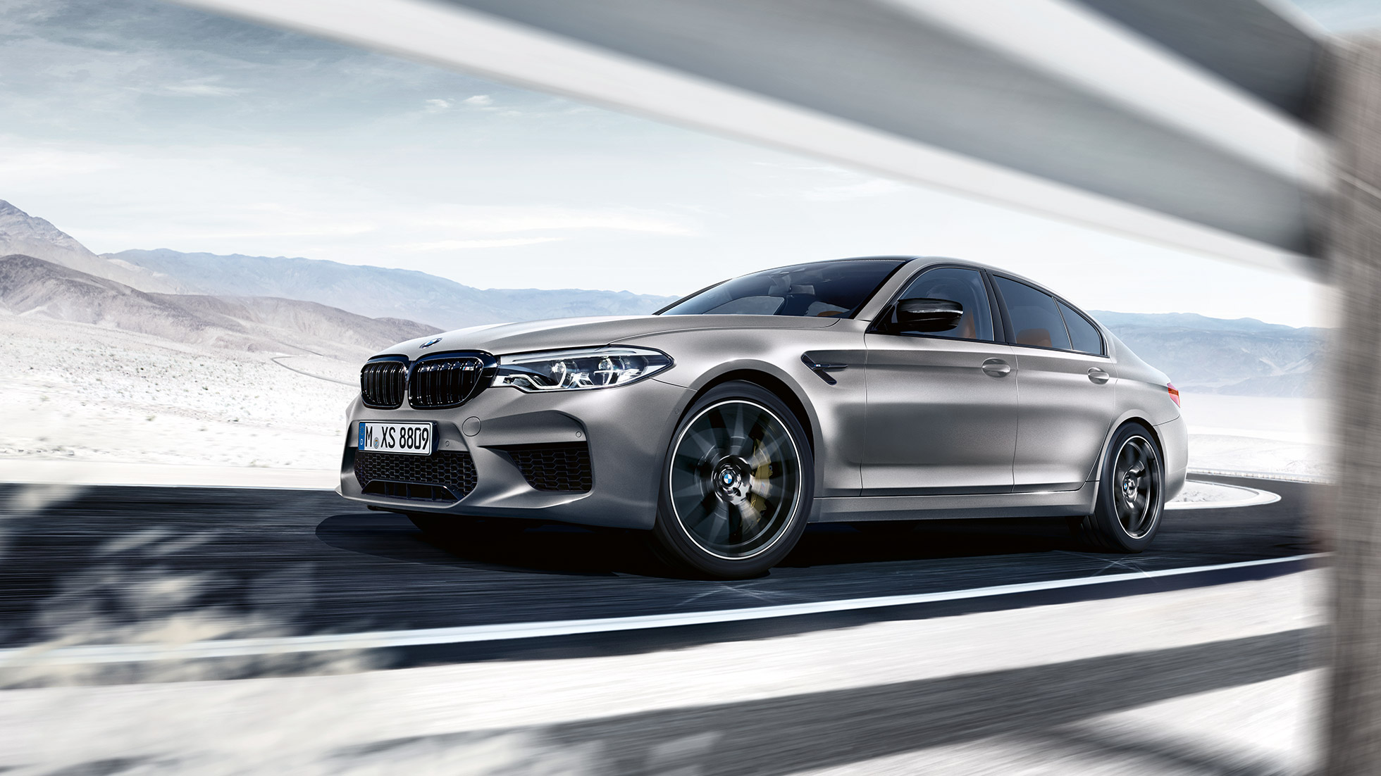 M xDrive. BMW M5 Competition set forfra let drejet under kørsel.
