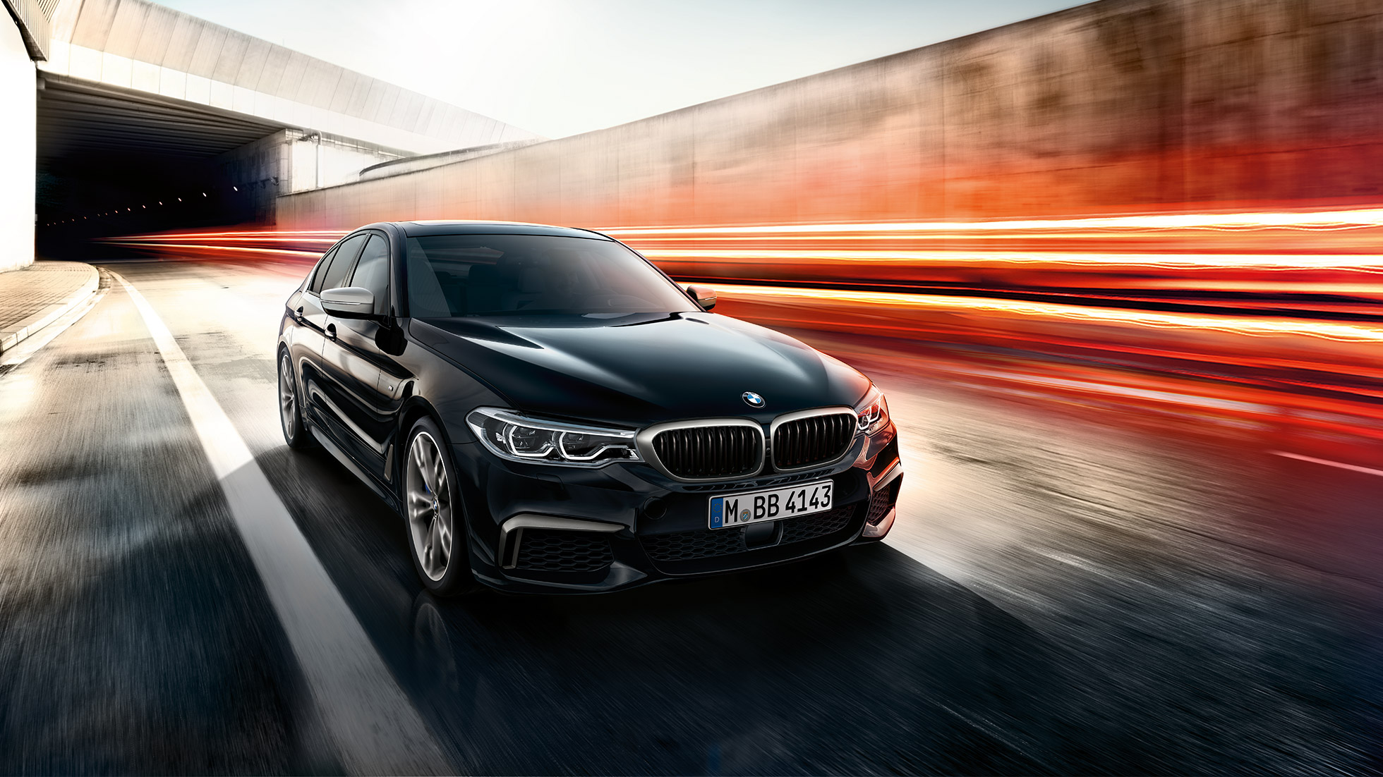 BMW M550i og BMW M550d. BMW M550i og BMW M550d set forfra let drejet under kørsel.