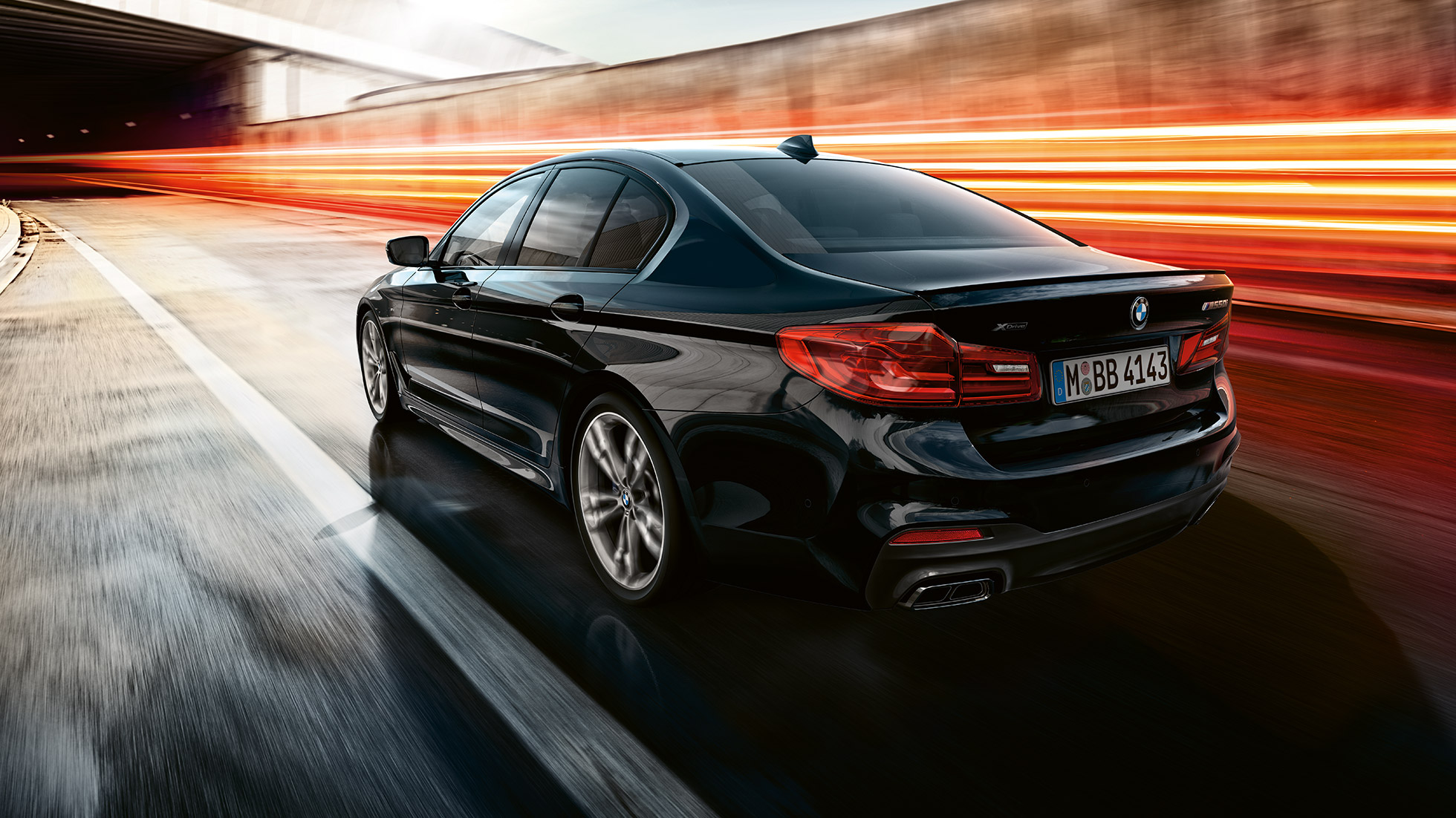 Køredynamik. BMW M550i og BMW M550d set bagfra let drejet under kørsel.