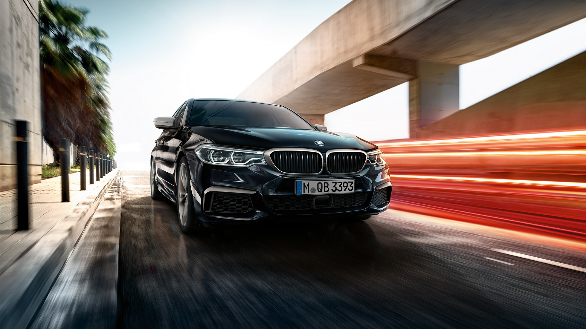 Udvendigt design. BMW M550i og BMW M550d set forfra let drejet.