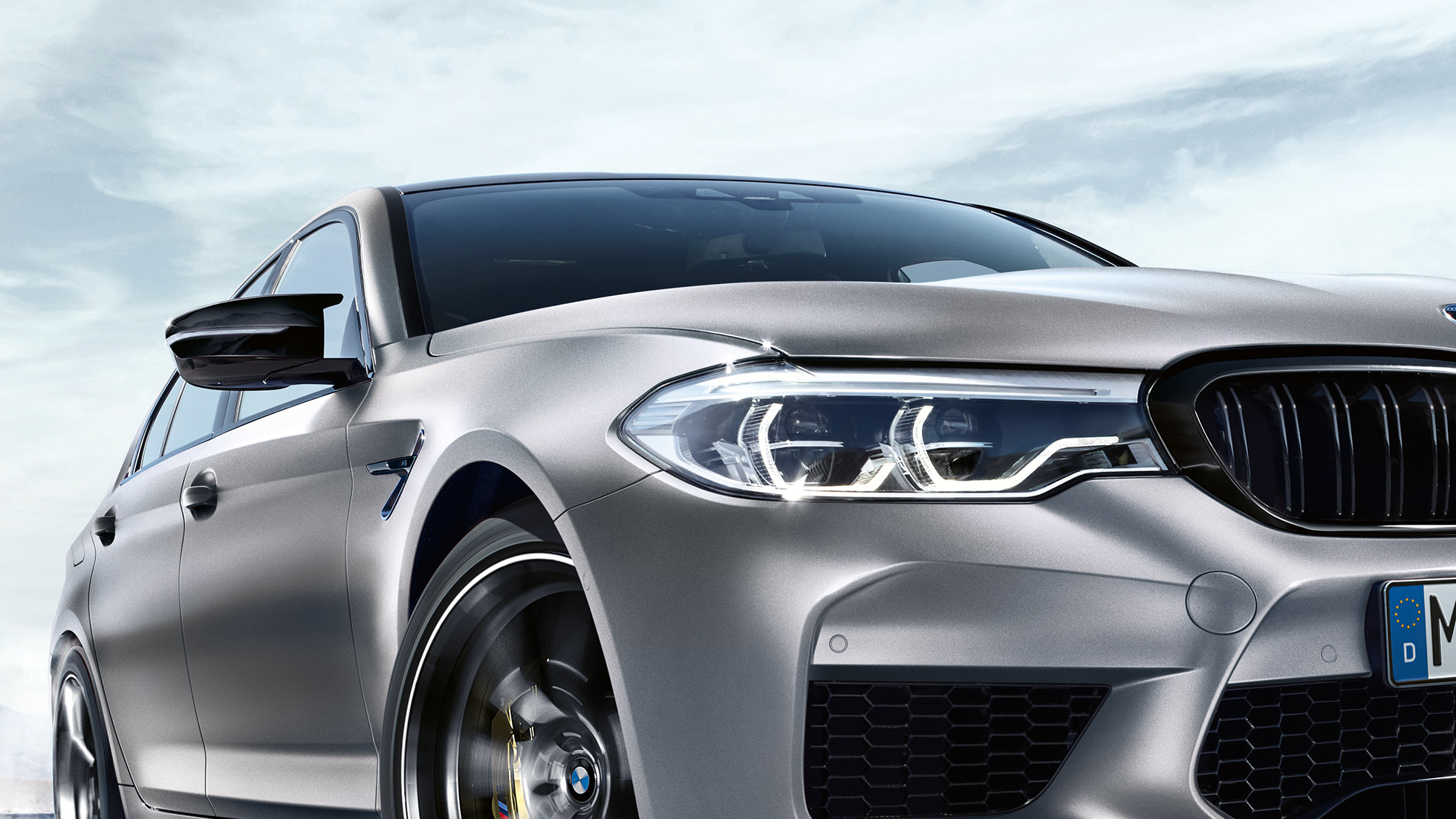 LED-forlygter. BMW M5 Competition set forfra let drejet med LED-forlygter.