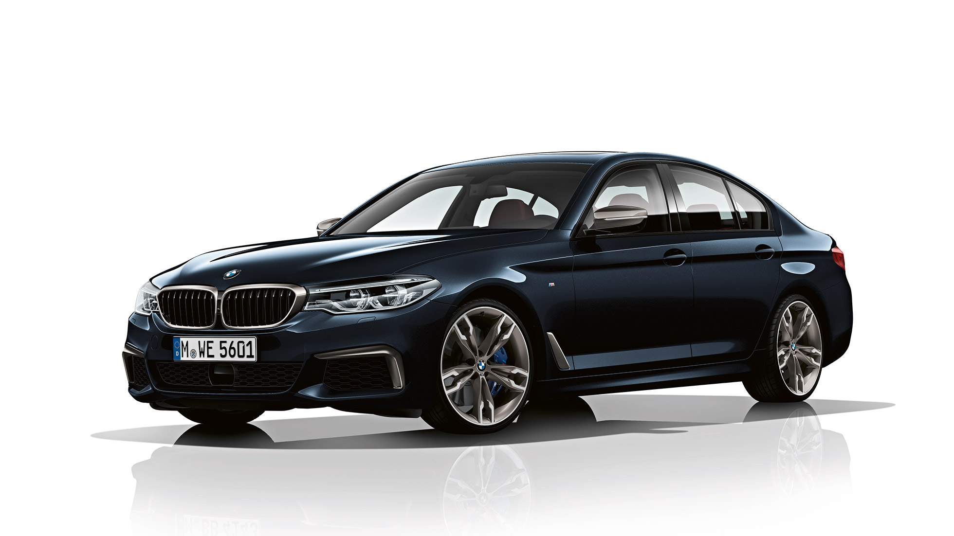 Frontdesign. BMW M550i og BMW M550d-design set forfra let drejet.