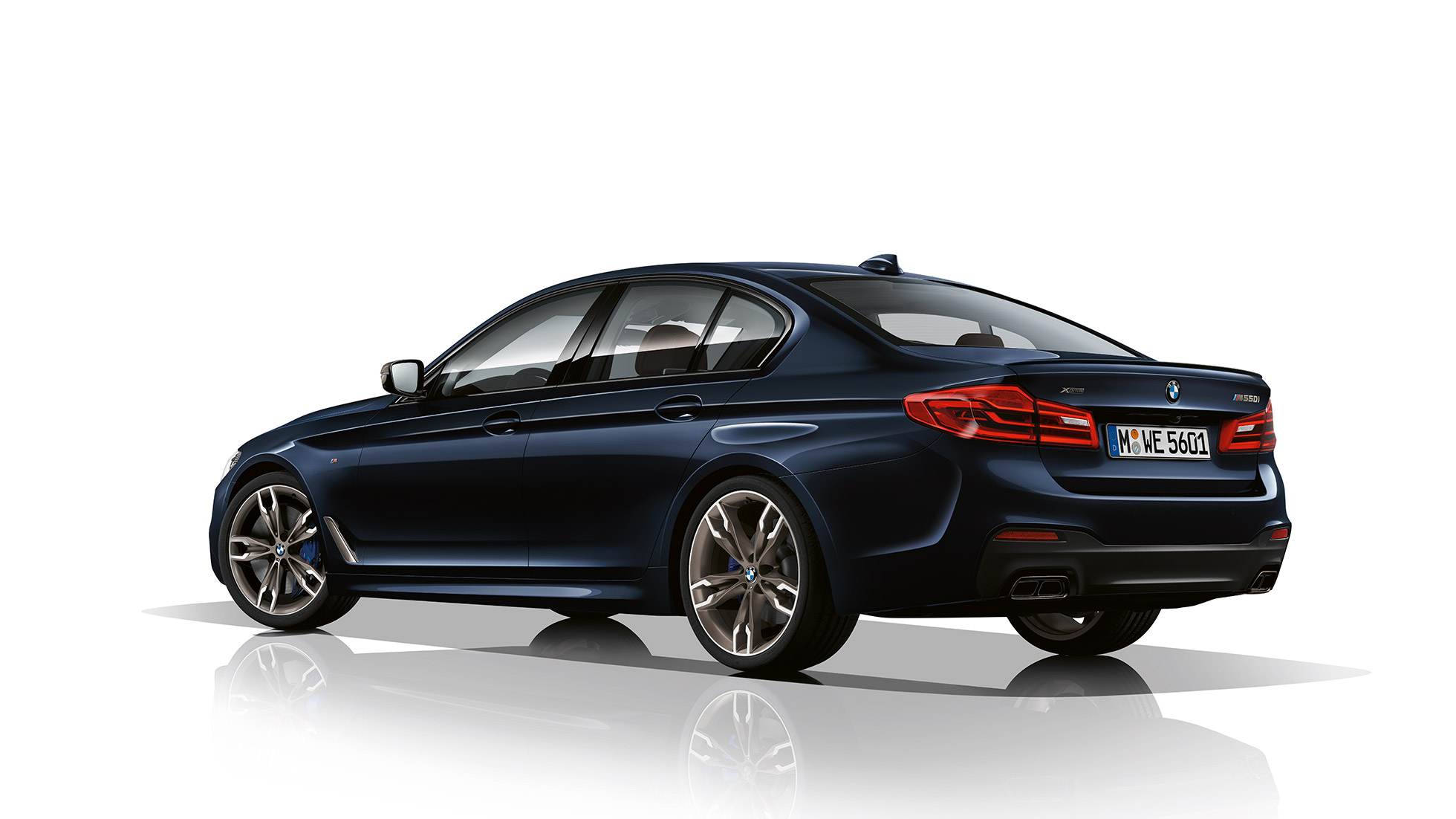 M-sportsbremse. BMW M550i og BMW M550d-design set bagfra let drejet.
