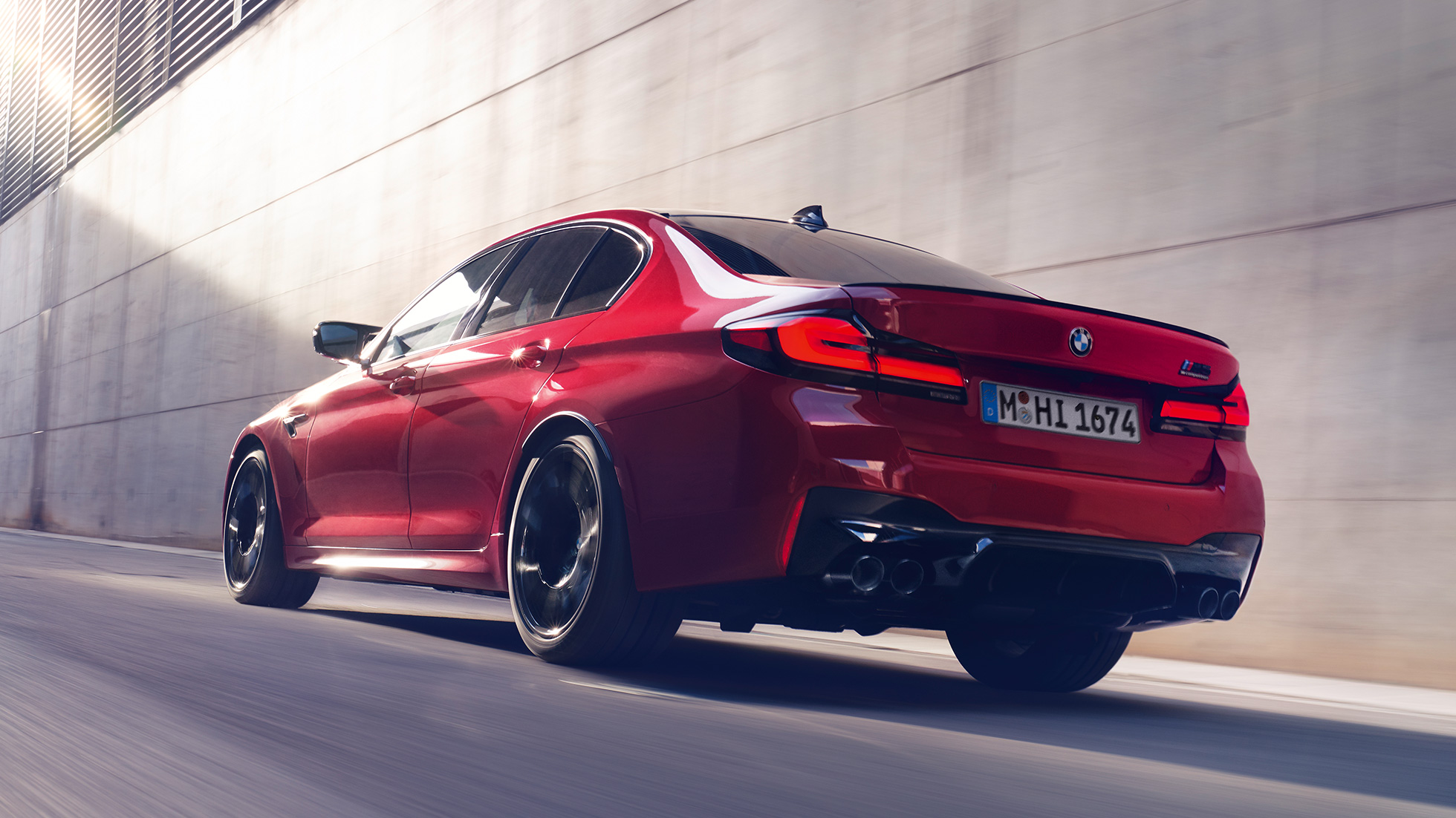 BMW M5 Competition F90 LCI Facelift 2020 set bagfra let drejet BMW M5 Competition F90 LCI Facelift 2020 BMW Individual Imola Red set bagfra let drejet kørende