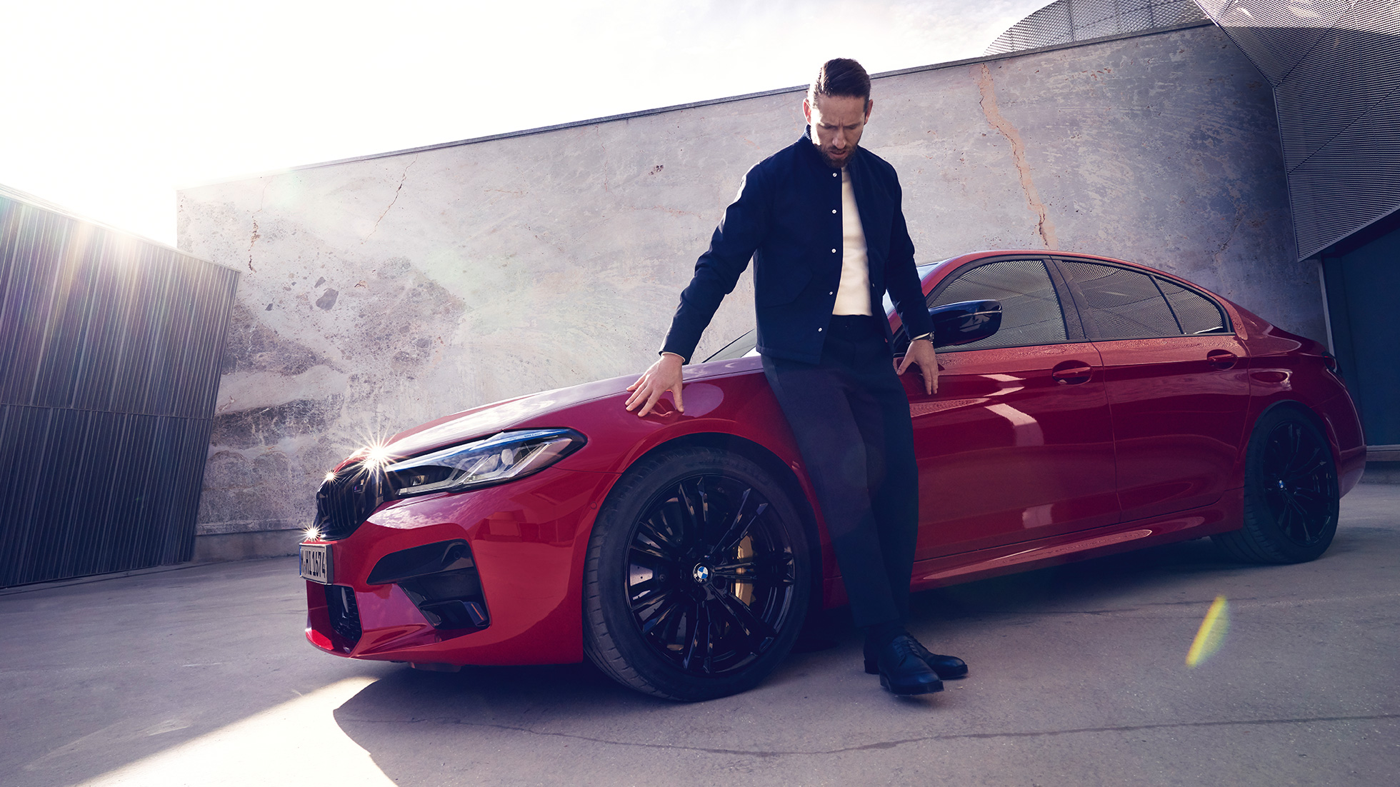 BMW M5 Competition F90 LCI Facelift 2020 set fra siden med en mand BMW M5 Competition F90 LCI Facelift 2020 BMW Individual Imola Red set fra siden med en mand