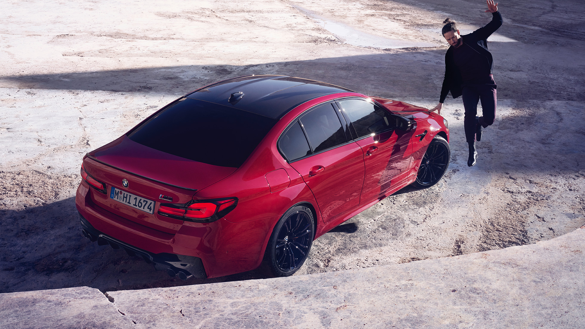 BMW M5 Competition F90 LCI Facelift 2020 set bagfra let drejet i fugleperspektiv BMW M5 Competition F90 LCI Facelift 2020 BMW Individual Imola Red set bagfra let drejet i fugleperspektiv