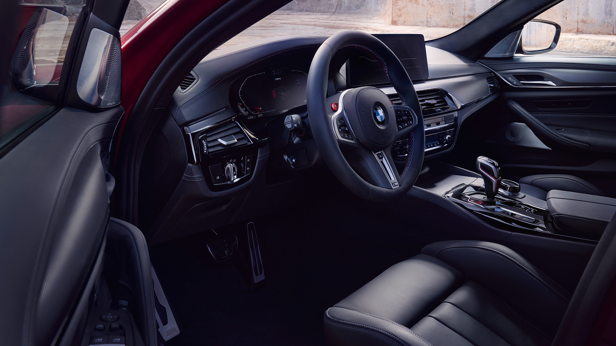 BMW M5 Competition F90 LCI Facelift 2020 cockpit BMW M5 Competition F90 LCI Facelift 2020 cockpit ved åben dør