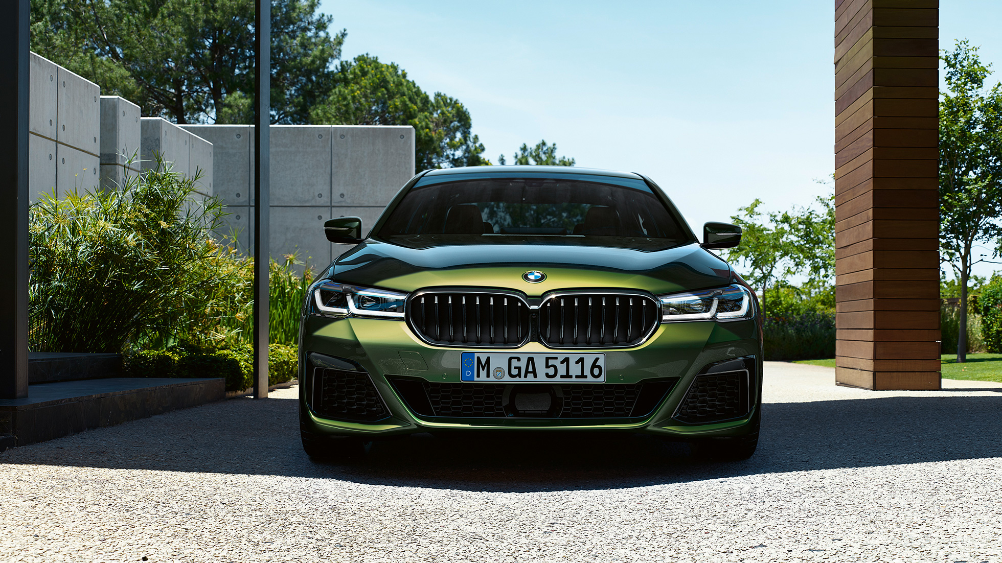 Front med ny nyre BMW M550i xDrive Sedan G30 LCI Facelift 2020 Front med ny nyre BMW M550i xDrive Sedan G30 LCI Facelift 2020 BMW Individual Verde Ermes metallic set forfra