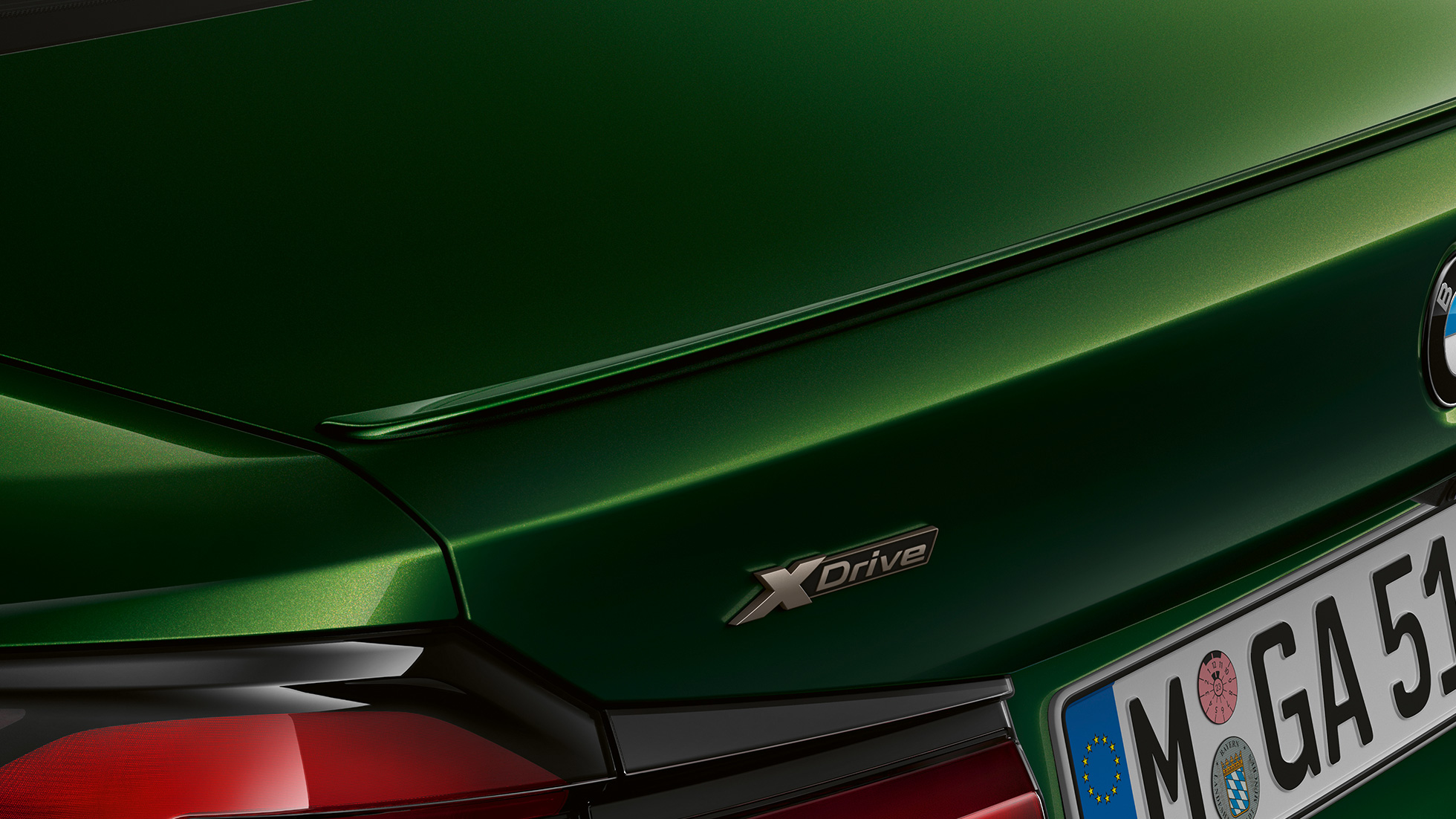 Hækspoiler BMW M550i xDrive Sedan G30 LCI Facelift 2020 nærbillede af bagenden Hækspoiler BMW M550i xDrive Sedan G30 LCI Facelift 2020 BMW Individual Verde Ermes metallic nærbillede af bagenden