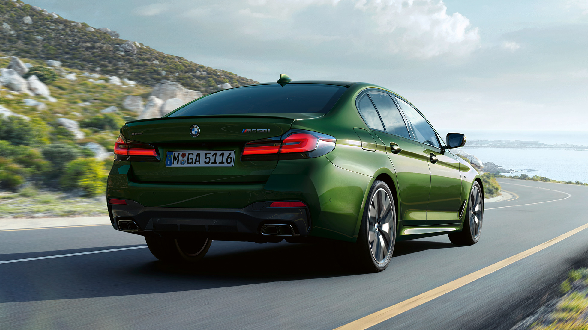 BMW M550i xDrive Sedan G30 LCI Facelift 2020 set bagfra BMW M550i xDrive Sedan G30 LCI Facelift 2020 BMW Individual Verde Ermes metallic set bagfra kørende på en landevej