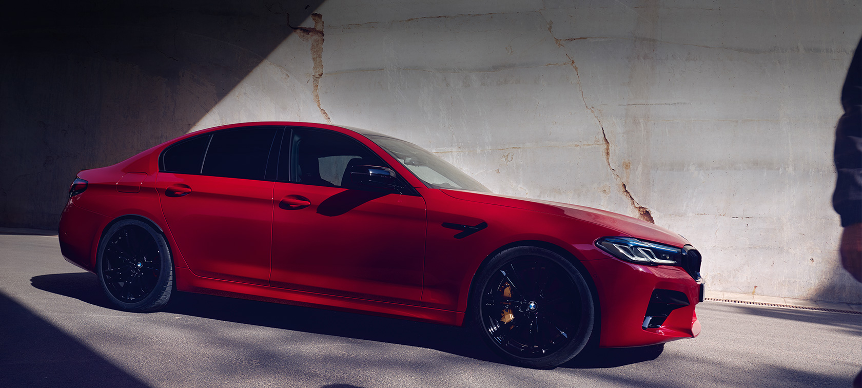 BMW M5 Competition F90 LCI Facelift 2020 set forfra let drejet BMW M5 Competition F90 LCI Facelift 2020 BMW Individual Imola Red set forfra let drejet