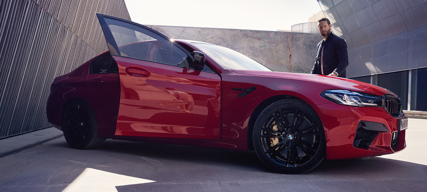 BMW M5 Competition F90 LCI Facelift 2020 set fra siden med åben dør BMW M5 Competition F90 LCI Facelift 2020 BMW Individual Imola Red set fra siden med åben dør