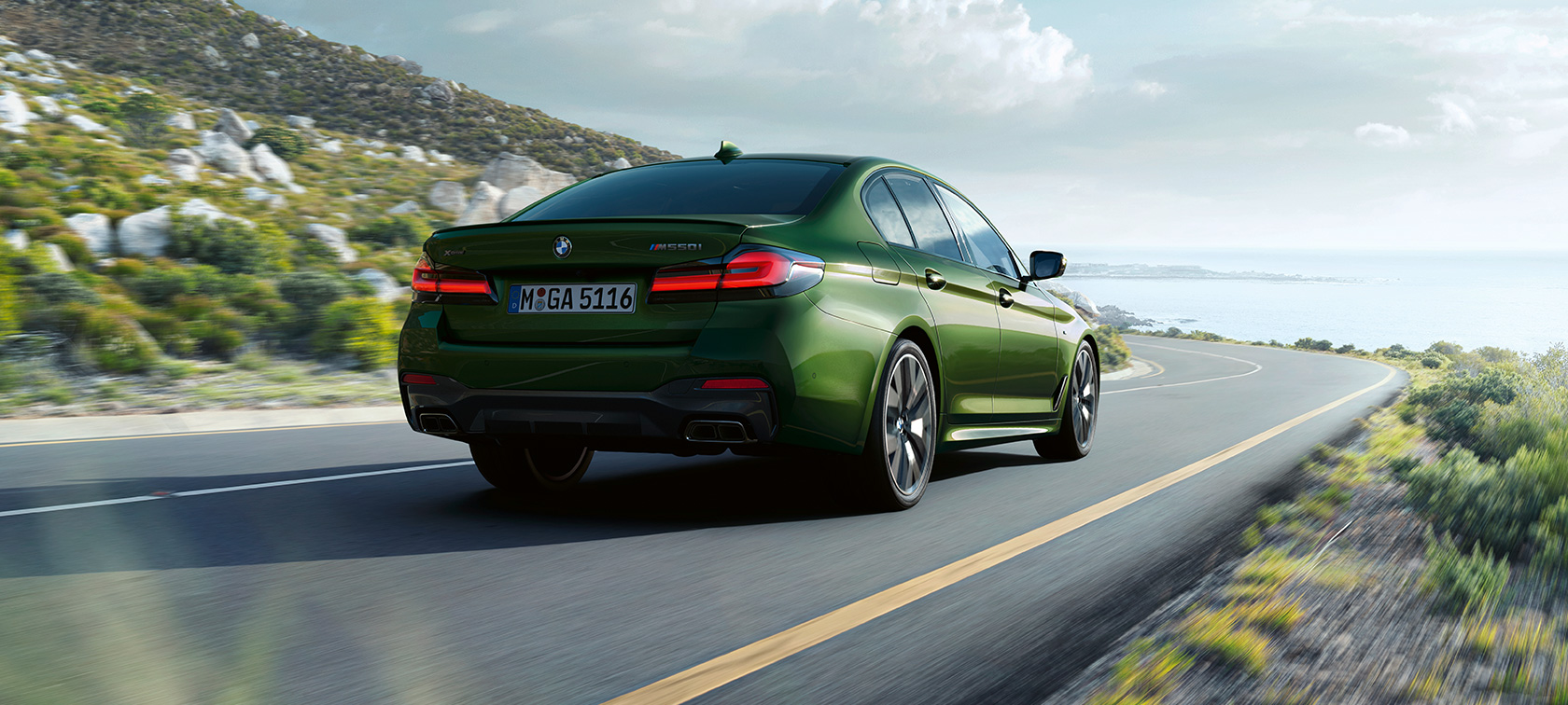 BMW M550i xDrive Sedan G30 LCI Facelift 2020 set bagfra let drejet kørende BMW M550i xDrive Sedan G30 LCI Facelift 2020 BMW Individual Verde Ermes metallic set bagfra let drejet kørende