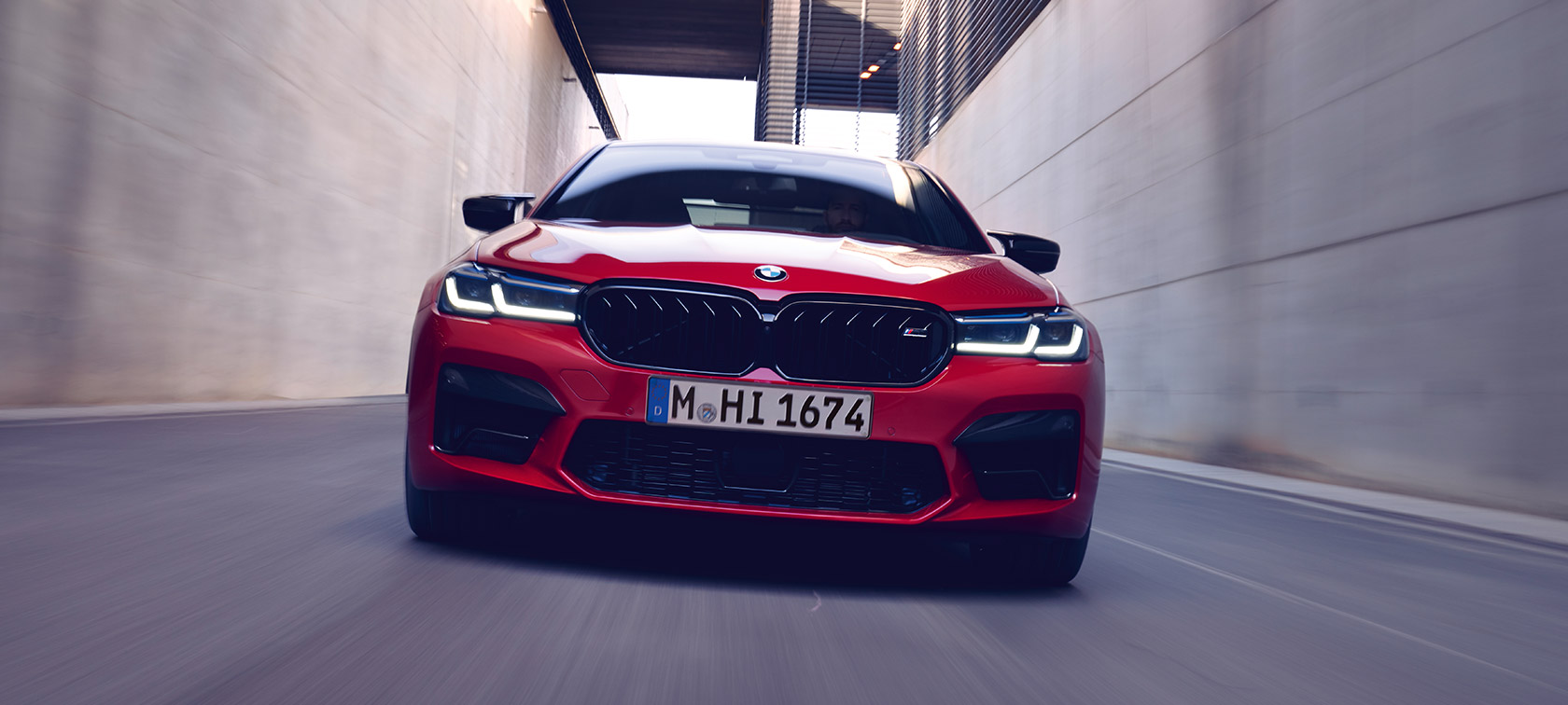BMW M5 Competition F90 LCI Facelift 2020 set forfra BMW M5 Competition F90 LCI Facelift 2020 BMW Individual Imola Red set forfra kørende