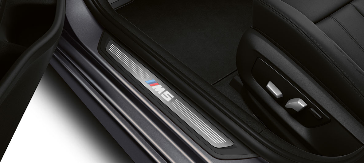 Indstigningslister med M5 logo BMW M5 F90 LCI Facelift 2020 kabine Indstigningslister med M5 logo BMW M5 F90 LCI Facelift 2020 kabine