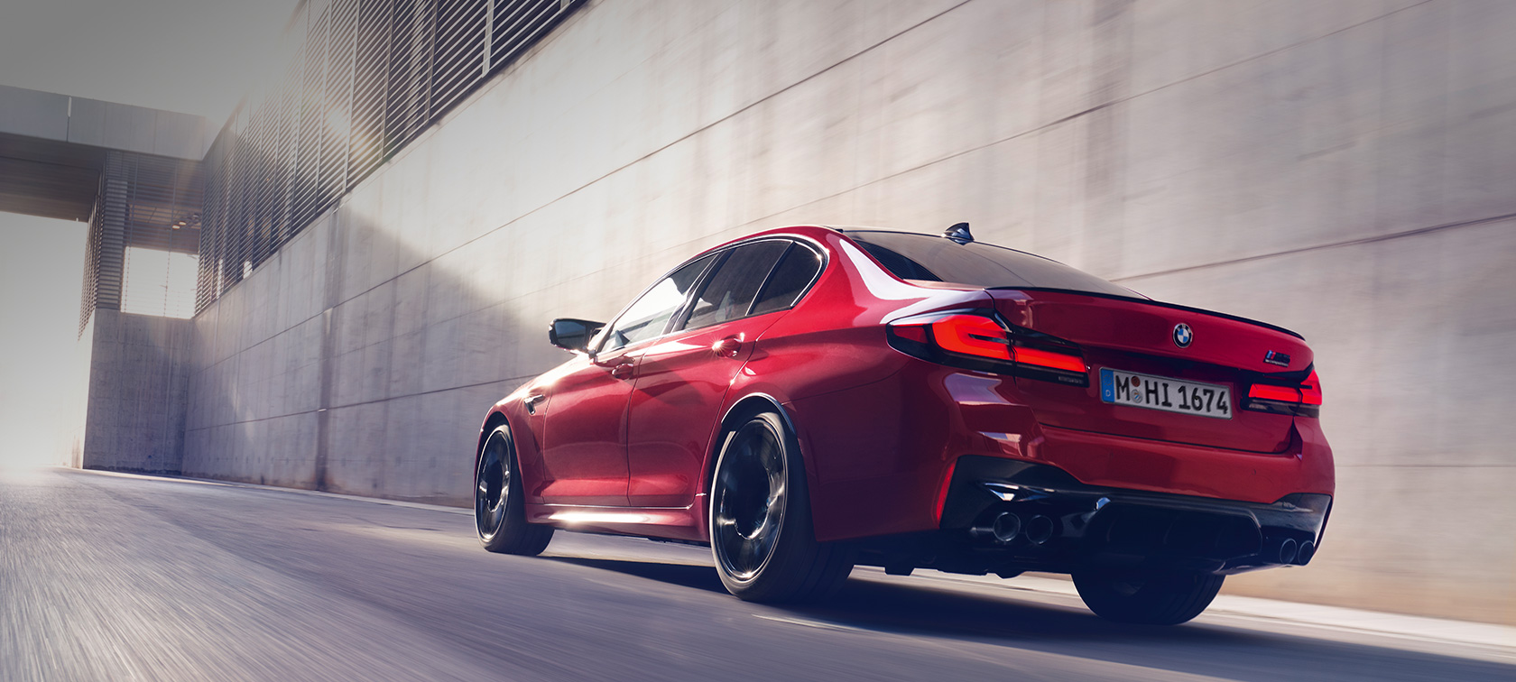 BMW M5 Competition F90 LCI Facelift 2020 set bagfra let drejet kørende BMW M5 Competition F90 LCI Facelift 2020 BMW Individual Imola Red set bagfra let drejet kørende