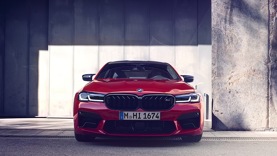 BMW M5 Competition F90 LCI Facelift 2020 BMW Individual Imola Red set forfra parkerende