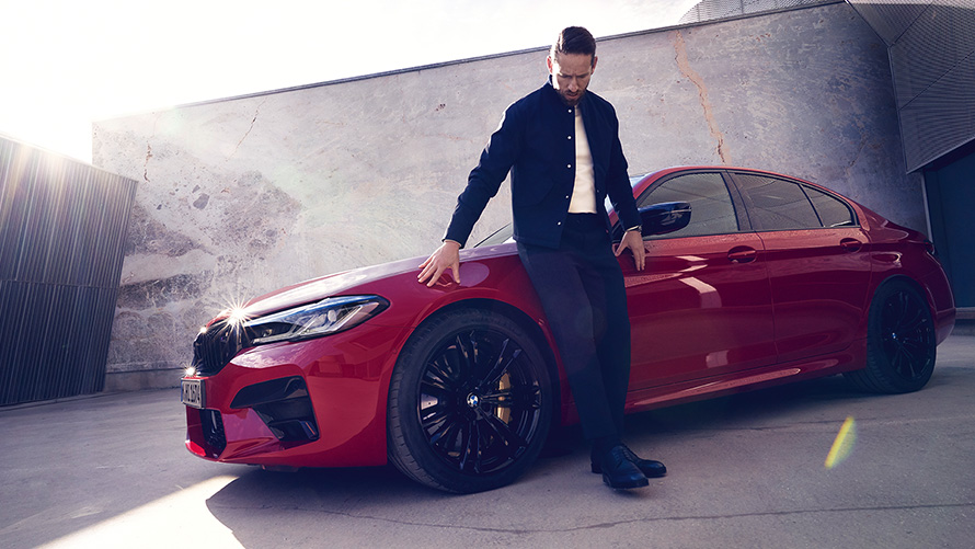 BMW M5 Competition F90 LCI Facelift 2020 BMW Individual Imola Red set fra siden let drejet med en mand