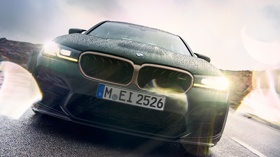 BMW M5 CS F90 2021 Frozen Deep Green metallic set forfra med tændte forlygter