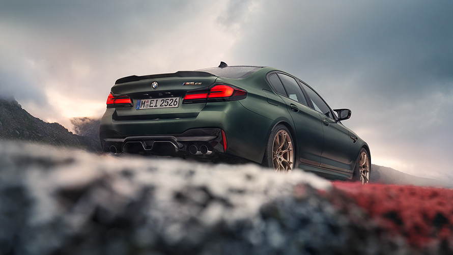 BMW M5 CS F90 2021 Frozen Deep Green metallic set bagfra i frøperspektiv