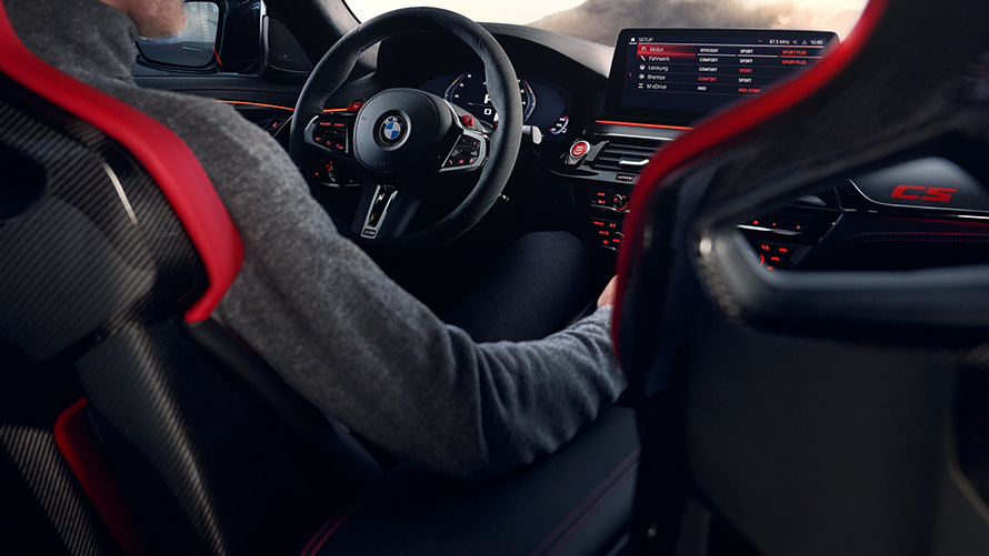 BMW M5 CS F90 2021 kabine cockpit med fører 