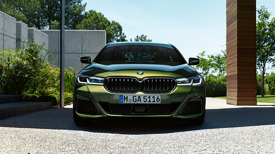 BMW M550i xDrive Sedan G30 LCI Facelift 2020 BMW Individual Verde Ermes metallic set forfra 
