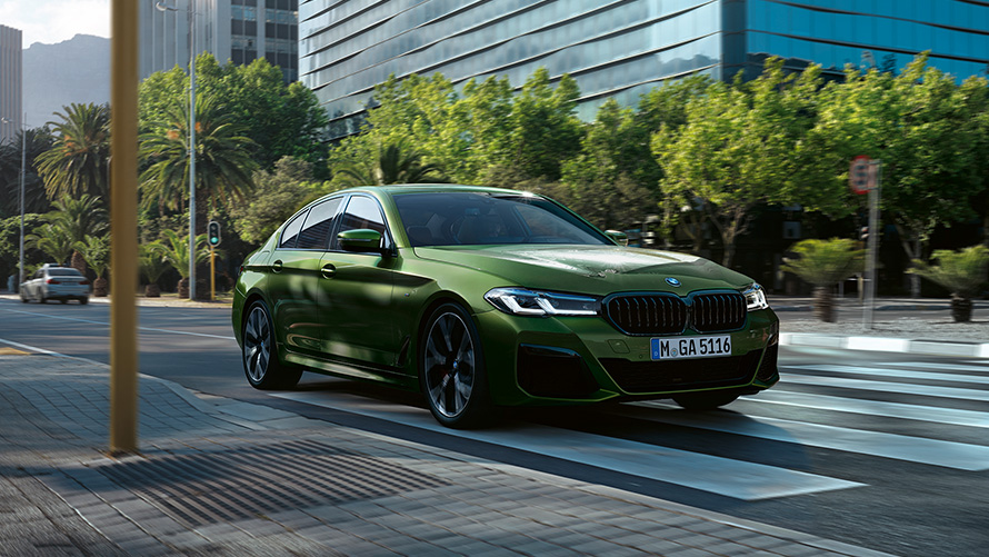 BMW M550i xDrive Sedan G30 LCI Facelift 2020 BMW Individual Verde Ermes metallic set forfra let drejet kørende