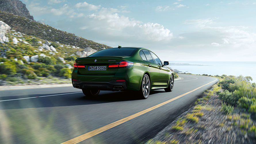BMW M550i xDrive Sedan G30 LCI Facelift 2020 BMW Individual Verde Ermes metallic set bagfra let drejet kørende