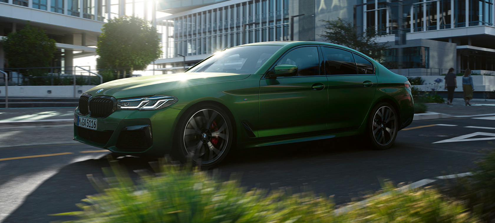 BMW M550i xDrive Sedan G30 2020 set fra siden kørende BMW M550i xDrive Sedan G30 LCI Facelift 2020 BMW Individual Verde Ermes set fra siden kørende