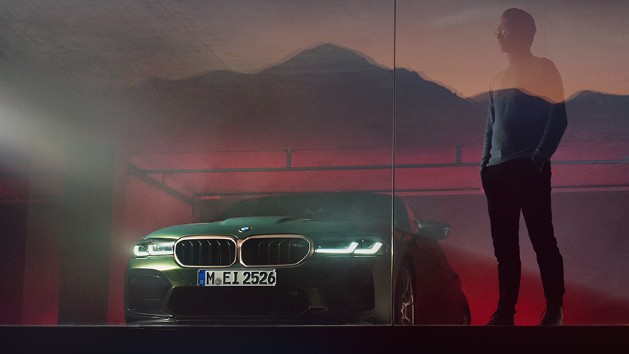 BMW M5 CS F90 2021 set forfra med en mand BMW M5 CS F90 2021 Frozen Deep Green metallic set forfra med en mand