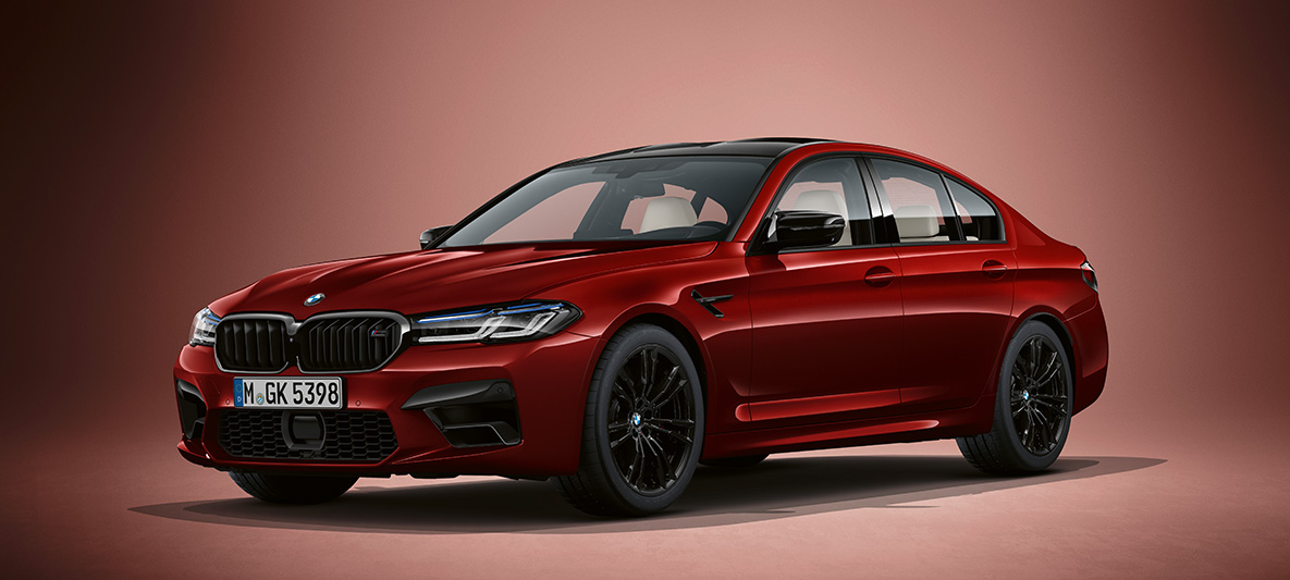 BMW Individual BMW M5 Sedan F90 2020 Aventurin Red metallic BMW Individual BMW M5 Sedan F90 LCI Facelift 2020 Aventurin Red metallic set forfra let drejet