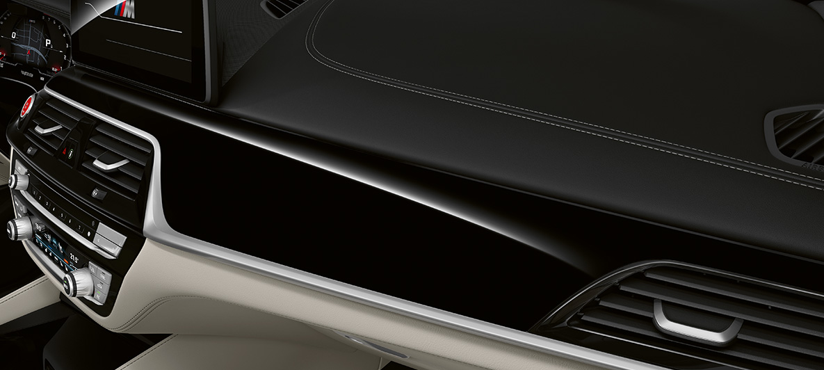 BMW Individual BMW M5 Sedan F90 2020 BMW Individual interiørlister i sort pianolak BMW Individual BMW M5 Sedan F90 LCI Facelift 2020 BMW Individual interiørlister i sort pianolak Kabine