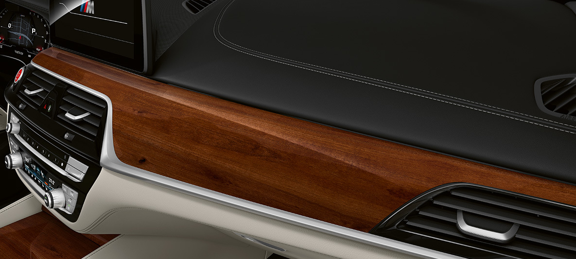 BMW Individual BMW M5 Sedan F90 2020 BMW Individual interiørlister i Plum Brown højglans med detaljestribe i perleglanskrom BMW Individual BMW M5 Sedan F90 LCI Facelift 2020 BMW Individual interiørlister i Plum Brown højglans med detaljestribe i perleglanskrom
