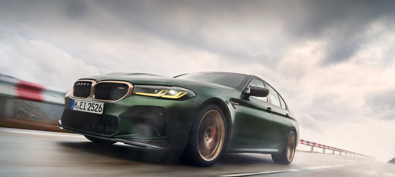 BMW M5 CS F90 2021 Frozen Deep Green metallic set forfra let drejet