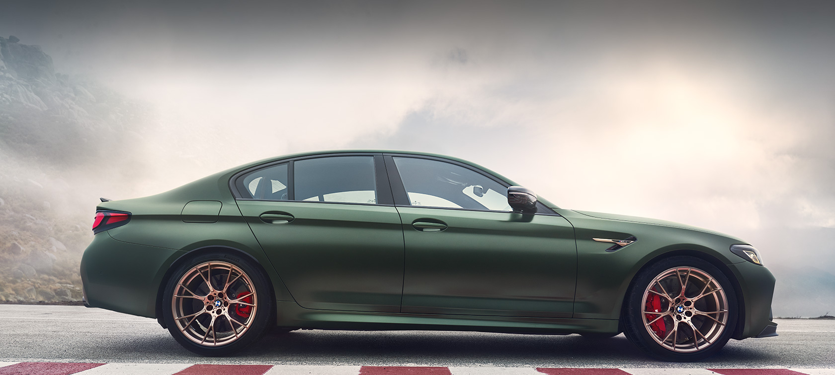 BMW M5 CS F90 2021 Frozen Deep Green metallic set forfra let drejet BMW M5 CS F90 2021 Frozen Deep Green metallic set forfra let drejet