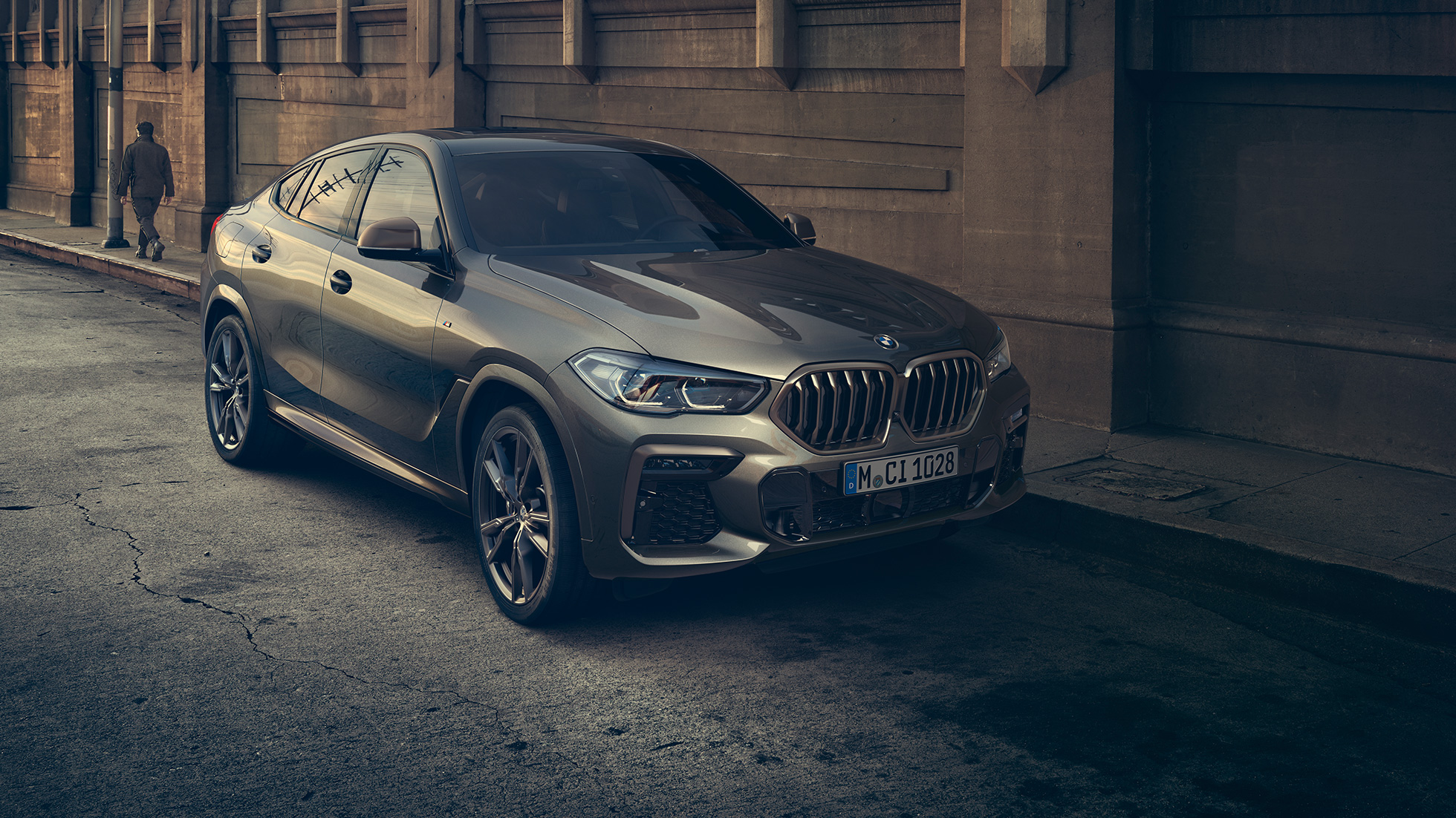 BMW X6 M50i standing. BMW X6 M50i set forfra let drejet stående foran et urbant miljø.