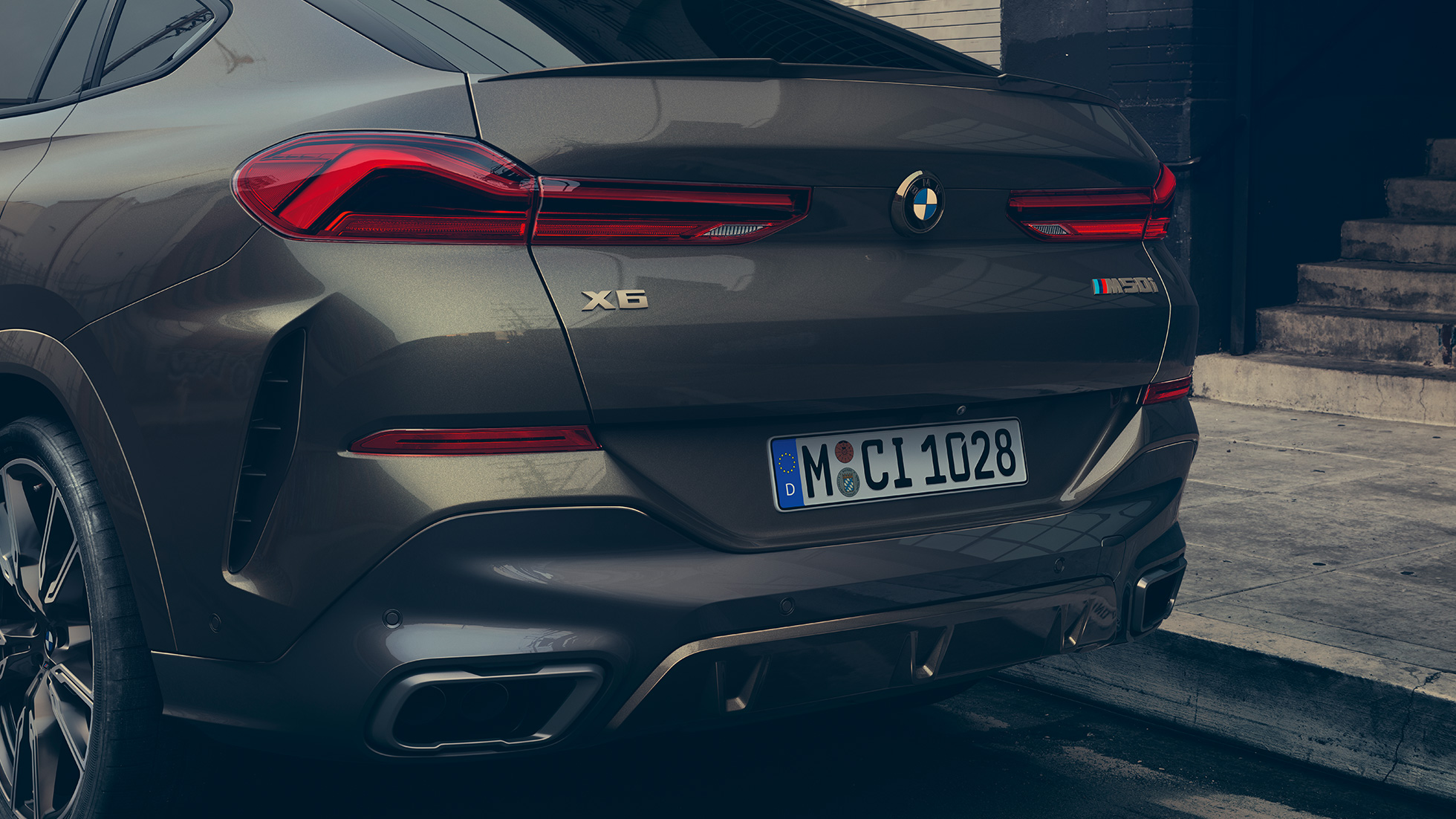Bagenden på BMW X6 M50i. Nærbillede af bagenden på BMW X6 M50i.